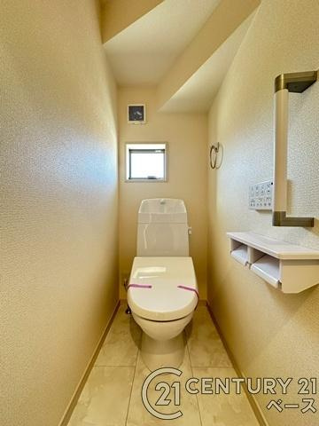 リーブルガーデン長柄町 ２号棟 ／新築一戸建のトイレ|■現地撮影写真■１・２階ともに清潔感ある綺麗なお手洗を完備！
