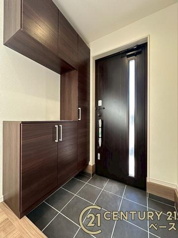 リーブルガーデン長柄町 ３号棟 ／新築一戸建の玄関|■現地撮影写真■すっきりとした明るい玄関が家族やお客様を迎えてくれます！