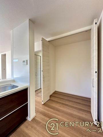 リーブルガーデン長柄町 ３号棟 ／新築一戸建の内装|■現地撮影写真■キッチン横にはゆとりのあるパントリーが完備されています！