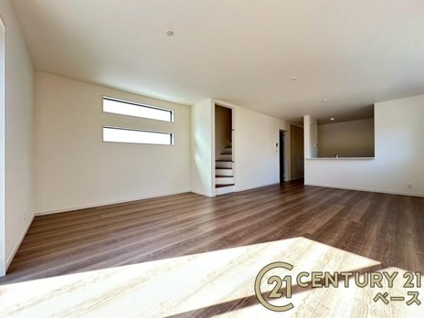 リーブルガーデン長柄町 ３号棟 ／新築一戸建の居間・リビング|■現地撮影写真■リビングイン階段で毎日の家族のコミュニケーションが充実します！