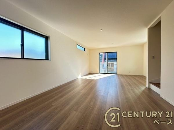 リーブルガーデン長柄町 ３号棟 ／新築一戸建の居間・リビング|■現地撮影写真■家計と環境に優しい、断熱性・保温性に優れたペアガラスを使用しています！