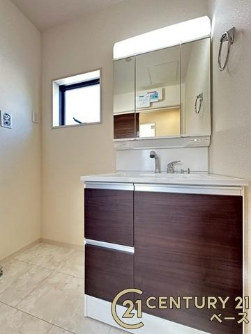 リーブルガーデン長柄町 ３号棟 ／新築一戸建の独立洗面台|■現地撮影写真■三面鏡タイプのミラーキャビネット！収納スペースも豊富です！