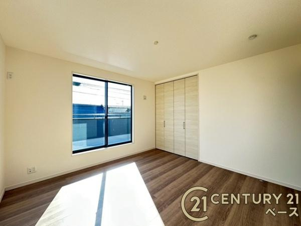 リーブルガーデン長柄町 ３号棟 ／新築一戸建の寝室|■現地撮影写真■開放感のある広々した主寝室！他に洋室が２部屋ございます！