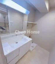 【独立洗面台】 | ディアプラザ根津 | 【洗面化粧台】洗面化粧台には三面鏡を採用。身だしなみを整えやすい事はもちろんですが、鏡の後ろに収納スペースを設ける事により、散らかりやすい洗面スペースをすっきりさせる事が出来るのも嬉しいですね