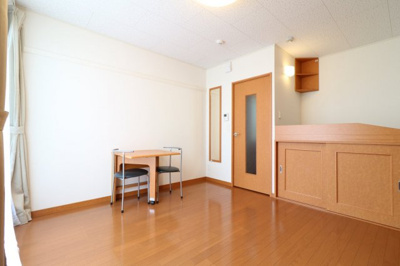 【居間・リビング】 | レオパレスＮｏｒｔｈＲｉｖｅｒ | ベッド下に収納スペースあり！荷物が多くても十分に収まります！