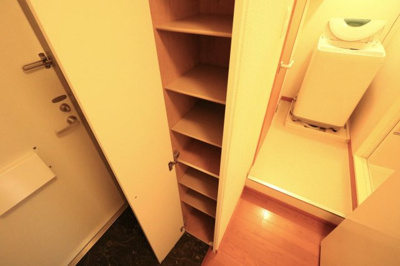 【玄関】 | レオパレス伊吹 | シューズボックス完備により女性でも安心