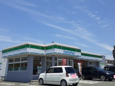 【周辺】 | グローリーラビーンＡ | ファミリーマート鶴羽田１丁目店まで750m