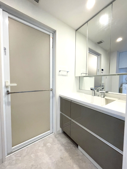 アルファステイツ老松小南の洗面所|洗面化粧台の様子です。明るいです。