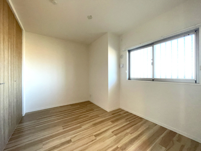 アルファステイツ老松小南の洋室|西側約5.0帖の洋室です。