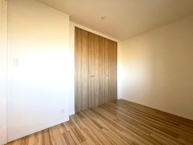 アルファステイツ老松小南の洋室|西側約5.0帖の洋室です。