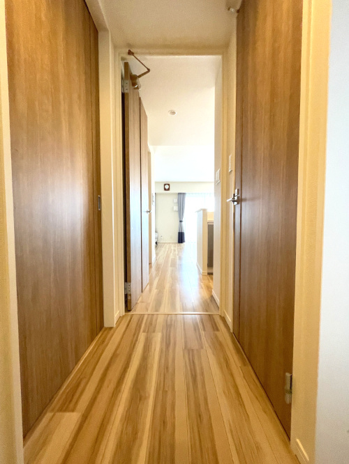 アルファステイツ老松小南のその他|廊下からリビングダイニングへ撮影。