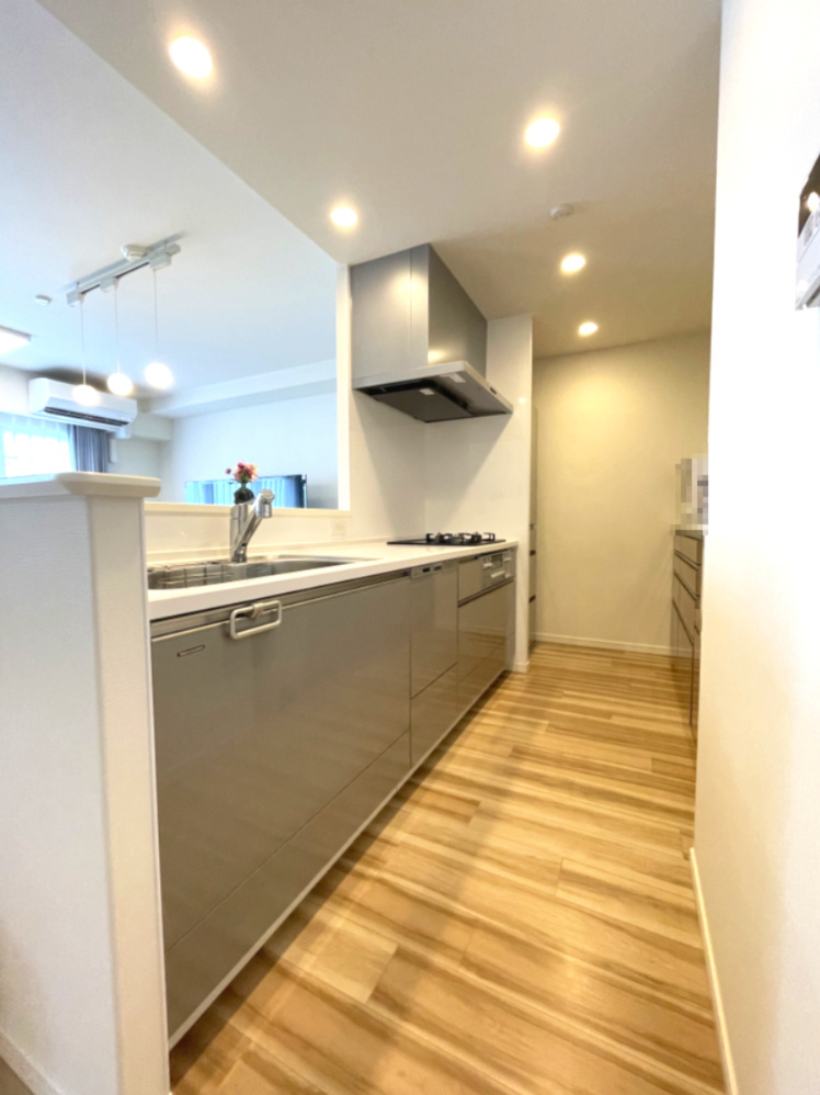 アルファステイツ老松小南のキッチン|明るく、開放感のあるオープンキッチンです。リビングダイニングとの会話も弾みます。