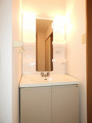 エスポワールメーゾンの洗面所|ゆったりとスペースのある洗面所