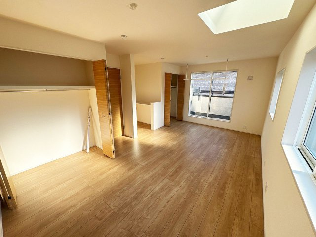 【洋室】 | 川越市砂新田1丁目　新築一戸建住宅　全2棟　(ふじみ野店) | 雨の日も安心の室内物干し完備！