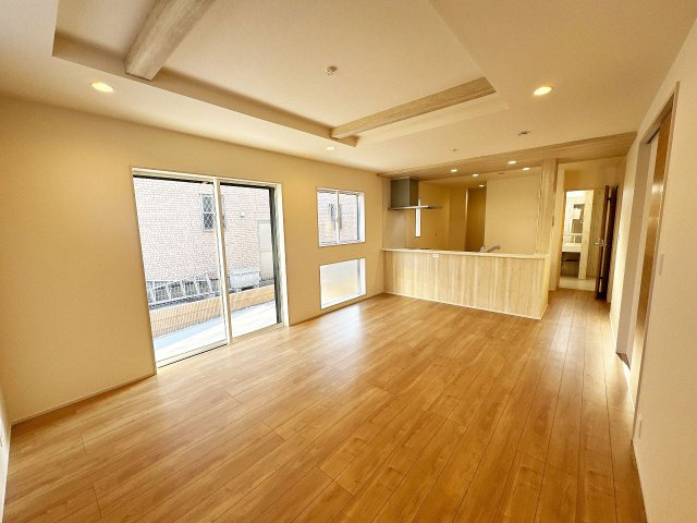 【居間・リビング】 | 川越市砂新田1丁目　新築一戸建住宅　全2棟　(ふじみ野店) | 折り上げ天井を採用した開放感あふれるリビングです。