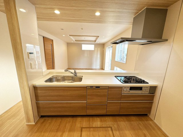 【キッチン】 | 川越市砂新田1丁目　新築一戸建住宅　全2棟　(ふじみ野店) | ポップアップ天井で空間をお洒落に演出♪