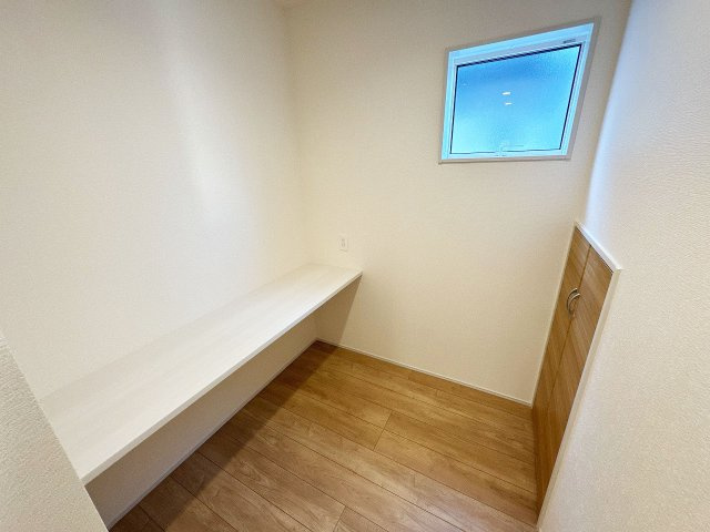 【居間・リビング】 | 川越市砂新田1丁目　新築一戸建住宅　全2棟　(ふじみ野店) | カウンター完備。
趣味部屋やお子様のお勉強スペースとしてお使いいただけます。