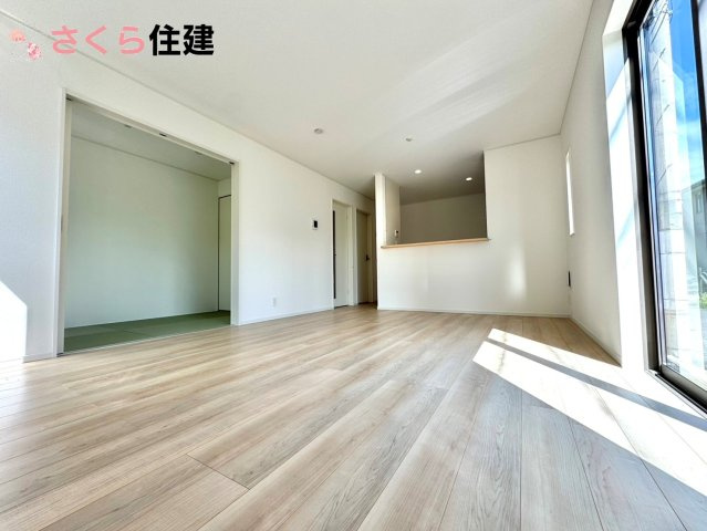 クレイドルガーデン　宇都宮市峰第６　１号棟の居間・リビング|16帖LDKはキッチンで家事をしながらでもお子様に一対一で向き合える時間が作れます！！
