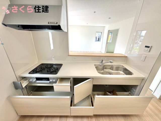 クレイドルガーデン　宇都宮市峰第６　１号棟のキッチン|キッチン下収納は奥まで引き出せるので、大きく屈まなくても楽に必要なものがパッと取り出せます！