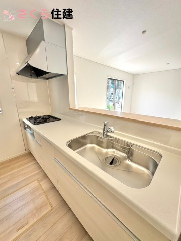 クレイドルガーデン　宇都宮市峰第６　１号棟のキッチン|お子様と並んで料理をしても余裕のゆとりのキッチン。お子様と一緒に料理も叶いますよ♪