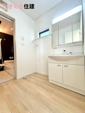 クレイドルガーデン　宇都宮市峰第６　１号棟の独立洗面台|ゆとりある広さの洗面所。両サイド収納の洗面台で、二人ならんで同時の身支度もスムーズです。