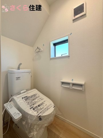 クレイドルガーデン　宇都宮市峰第６　１号棟のトイレ|トイレは各階完備。夜、トイレに起きても、2階の寝室から1階のトイレに降りる必要はありません。