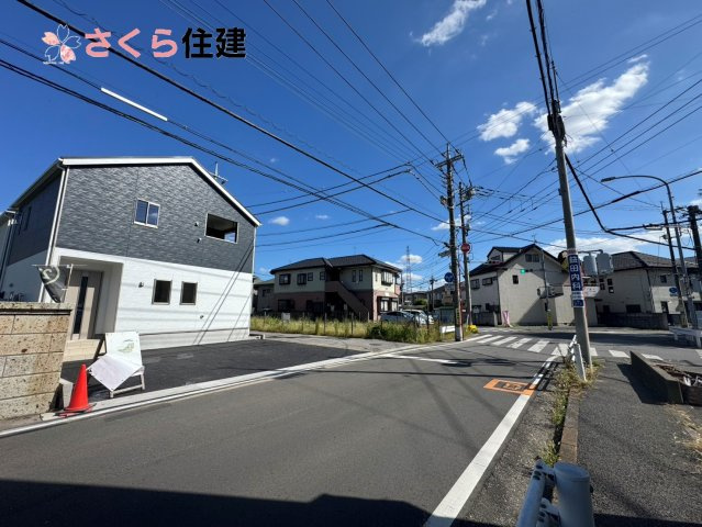 クレイドルガーデン　宇都宮市峰第６　１号棟の前面道路含む現地写真|前面道路：西側幅員7.69ｍ公道・南側幅員4.00ｍ私道
