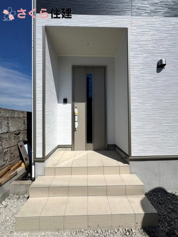 クレイドルガーデン　宇都宮市峰第６　１号棟の玄関|夜間でも来訪者の顔を認識できるLEDライトを装備！ＴＶモニター付きインターフォンで安心のセキュリティ