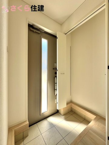 クレイドルガーデン　宇都宮市峰第６　１号棟の玄関|玄関がいつも片づく大型シューズボックス。お子様の靴のサイズが大きくなっていっても安心の広々スペース！