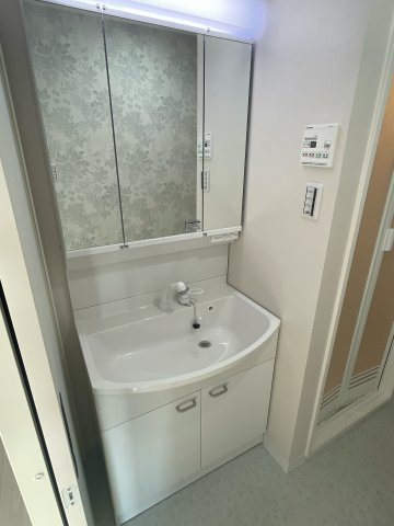 ヴェルシャトー沖野上の独立洗面台