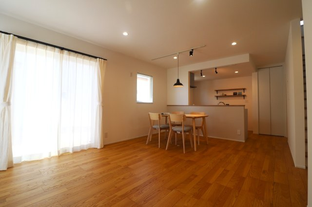 前橋市江木町モデルハウス物件　＃北欧風　＃FIKA　＃16の居間・リビング|無垢オーク床材をふんだんに採用した16.6帖のLDK