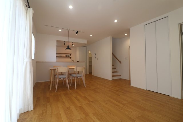 前橋市江木町モデルハウス物件　＃北欧風　＃FIKA　＃16の居間・リビング|無垢オーク床材をふんだんに採用した16.6帖のLDK