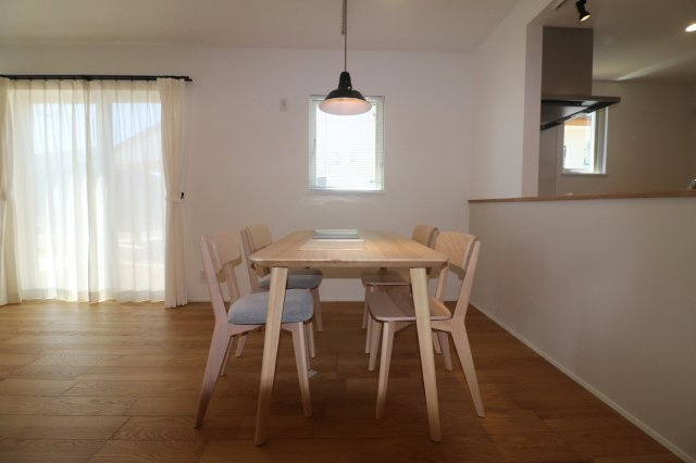 前橋市江木町モデルハウス物件　＃北欧風　＃FIKA　＃16の居間・リビング|IKEAのダイニングテーブルを展示中
ダイニングテーブルの大きさに合わせてペンダントライトの位置を動かせるライトレールがとても便利◎