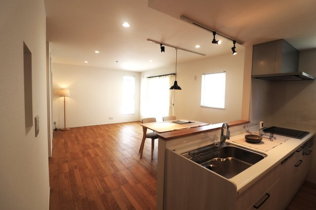 前橋市江木町モデルハウス物件　＃北欧風　＃FIKA　＃16の居間・リビング|キッチンに立っていてもご家族の様子を見守れます◎