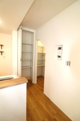 前橋市江木町モデルハウス物件　＃北欧風　＃FIKA　＃16の収納|キッチン横には大容量パントリー
