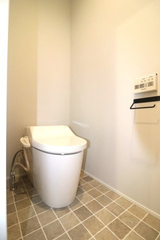 前橋市江木町モデルハウス物件　＃北欧風　＃FIKA　＃16のトイレ|1Fトイレは節水＆お手入れ楽ちんのタンクレストイレ