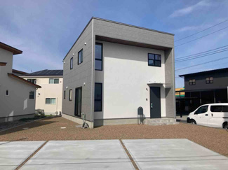 【外観】 | 前橋市江木町モデルハウス物件　＃北欧風　＃FIKA　＃16 | 足場が外されました！
シカクイ窓がお洒落♪