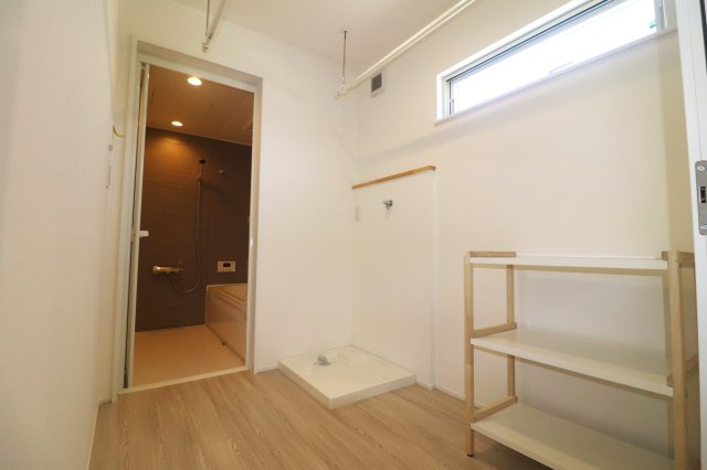 前橋市江木町モデルハウス物件　＃北欧風　＃FIKA　＃16の脱衣所|独立したランドリースペースは室内物干しが2本！！
梅雨も花粉も怖くない！日々のお洗濯が楽になります。