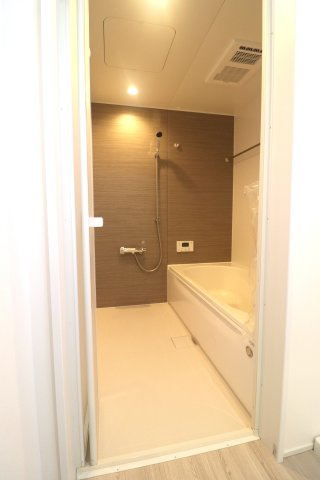 前橋市江木町モデルハウス物件　＃北欧風　＃FIKA　＃16の浴室|明るく清潔な浴室