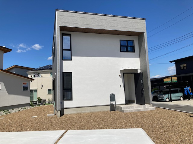 前橋市江木町モデルハウス物件　＃北欧風　＃FIKA　＃16の外観|キューブ型のシカクイ外観にシカクイ窓がカワイイ！