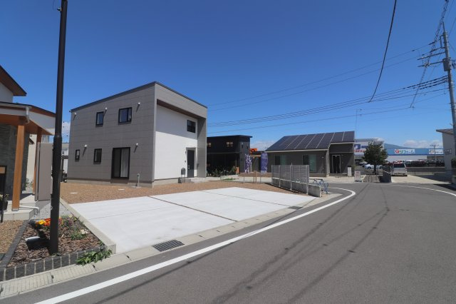 前橋市江木町モデルハウス物件　＃北欧風　＃FIKA　＃16|カースペースは並列3台駐車可能、砂利敷き部分にも駐車できます。
前面道路は６ｍ以上でお車の出入りやすれ違いも余裕です。