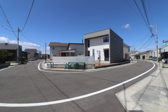 前橋市江木町モデルハウス物件　＃北欧風　＃FIKA　＃16|カースペースは並列3台駐車可能、砂利敷き部分にも駐車できます。
前面道路は６ｍ以上でお車の出入りやすれ違いも余裕です。