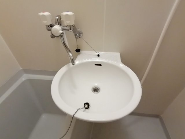 レオパレスＨａＲＵⅡの内装|お風呂に洗面台がついております。
