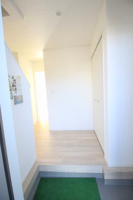 小山市間々田　第10　1号棟の玄関|明るくすっきりした玄関ホール。ゆとりのある広さで、家族が同時に出入りしても窮屈さを感じにくいのが魅力です。