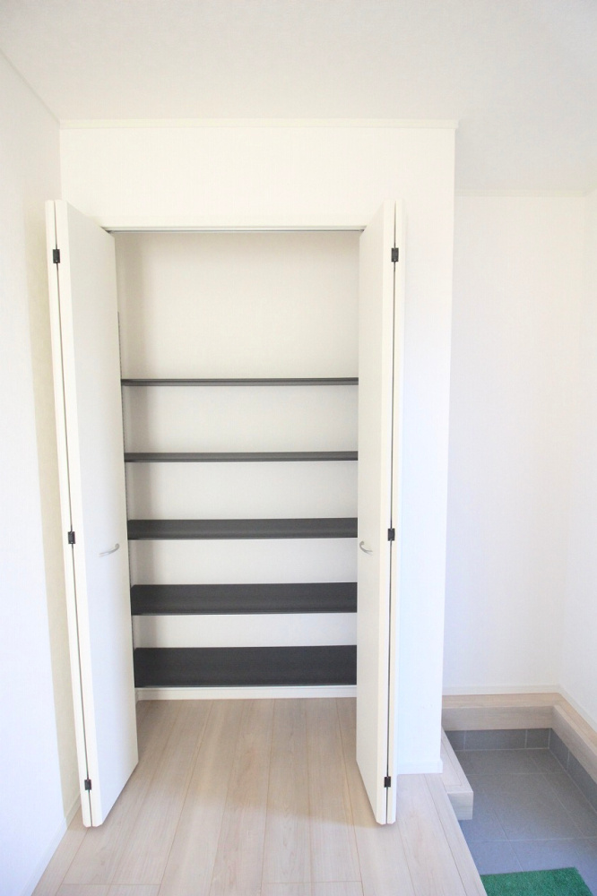 小山市間々田　第10　1号棟の収納|たっぷり収納できるシューズボックス付き。靴はもちろん、傘や小物もまとめて片付き、玄関をきれいに保てます。