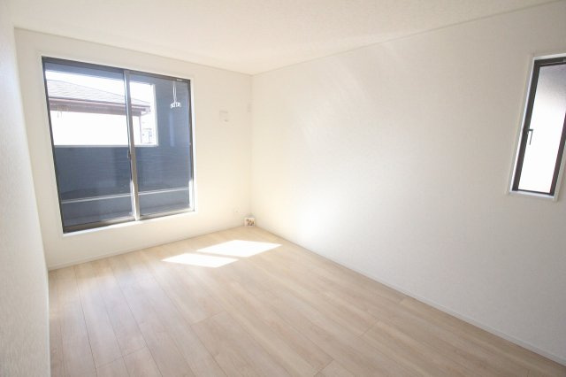 小山市間々田　第10　1号棟の寝室|バルコニーに面した大きな窓から光が入る7.5帖の主寝室。ダブルベッドを置いても余裕があり、落ち着いたプライベート空間として使えます。