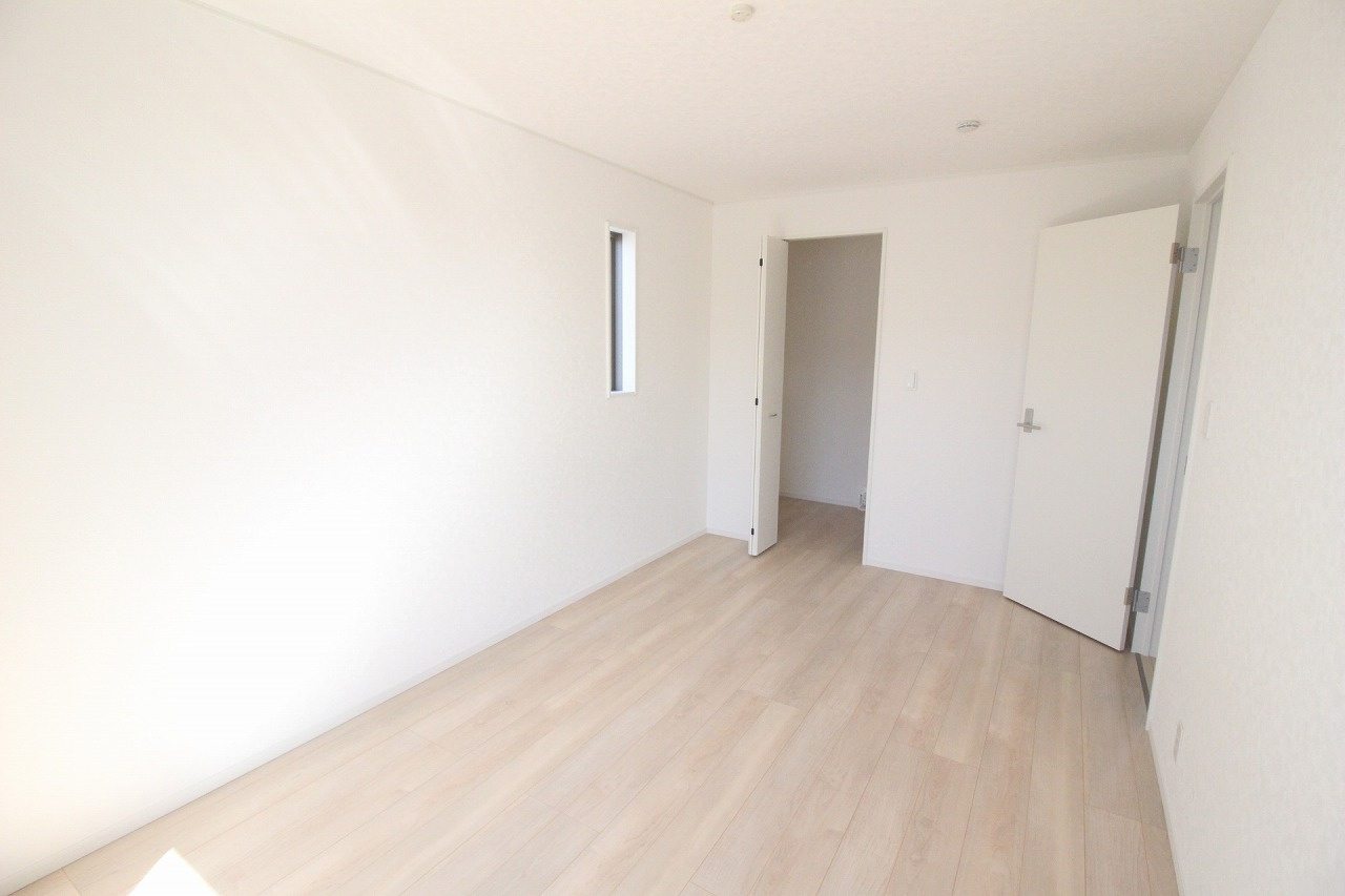 小山市間々田　第10　1号棟の寝室|白を基調とした内装で、家具や寝具の色を選ばないシンプルな一室。朝の光がやさしく入るので、気持ちよく一日をスタートできます。