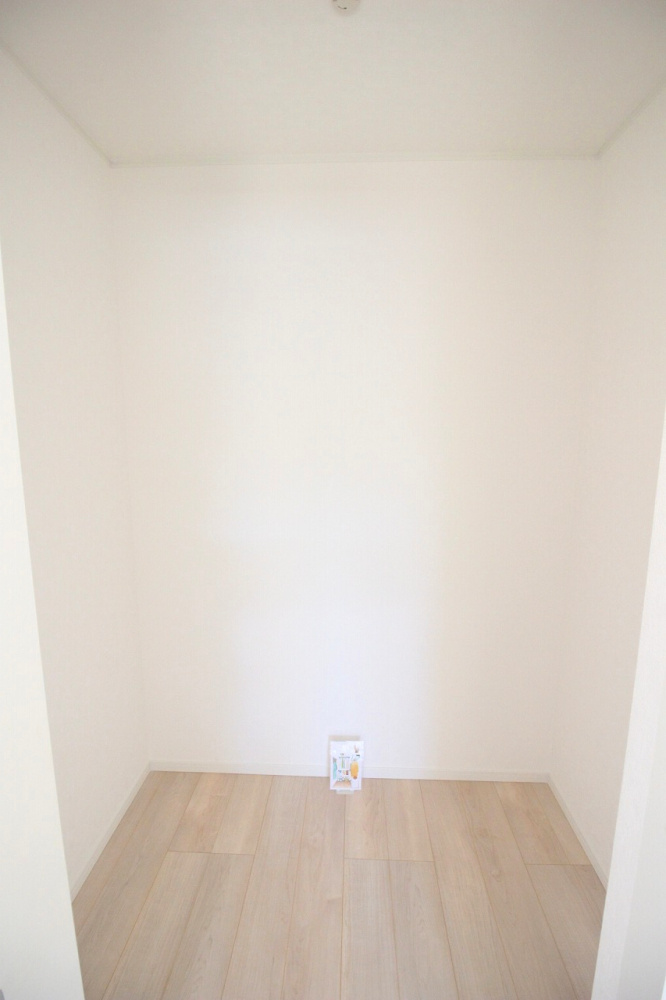 小山市間々田　第10　1号棟の収納|収納スペースもしっかり確保され、衣類や寝具の整理もスムーズ。夫婦の寝室としてはもちろん、ゆったり使える洋室です。