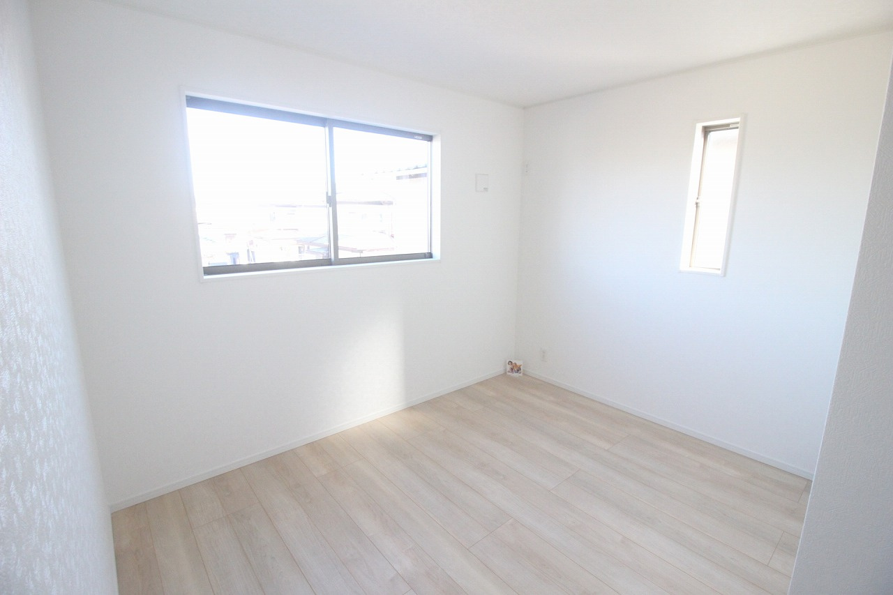 小山市間々田　第10　1号棟の子供部屋|2面採光で明るさを感じる2階東側の5.3帖の洋室。コンパクトながらベッドやデスクを置きやすく、子供部屋にちょうど良い広さです。