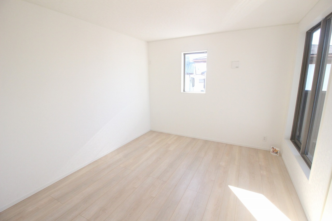 小山市間々田　第10　1号棟の洋室|南向きで明るい7帖の洋室。大きな窓から自然光がしっかり入るので、日中は照明いらずの心地よさ。主寝室としても使いやすい広さです。